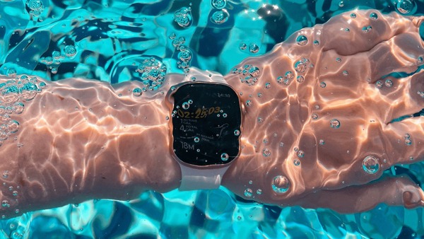 Apple Watch Series 8 có khả năng chống nước tốt, ở độ sâu 50m  